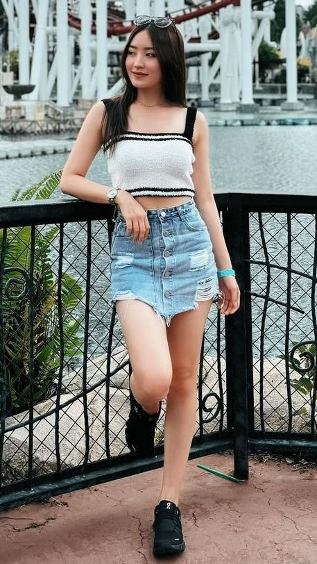 Berbeda dari Putri Zulkifli Hasan, Wilona berprofesi sebagai aktris top Tanah Air.