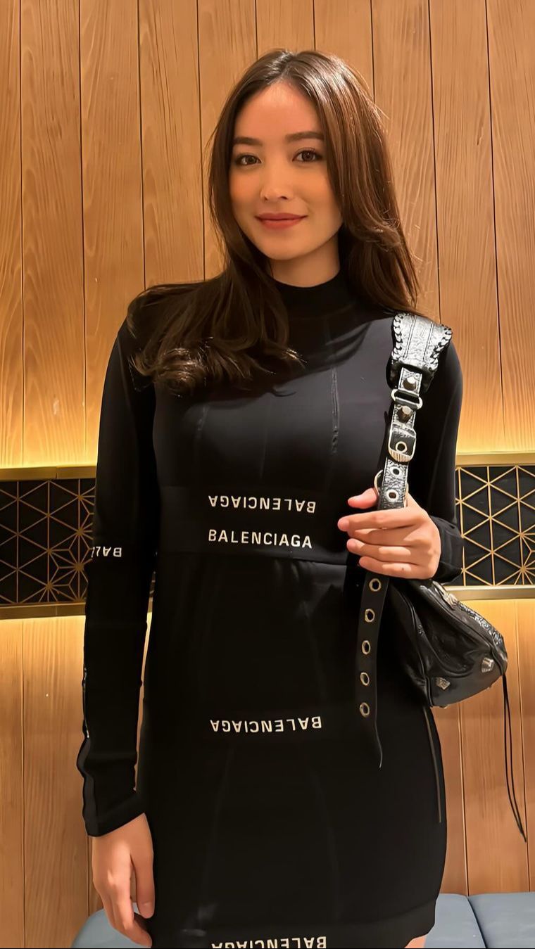 Gaya busananya pun selalu stylish dengan baju-baju branded.