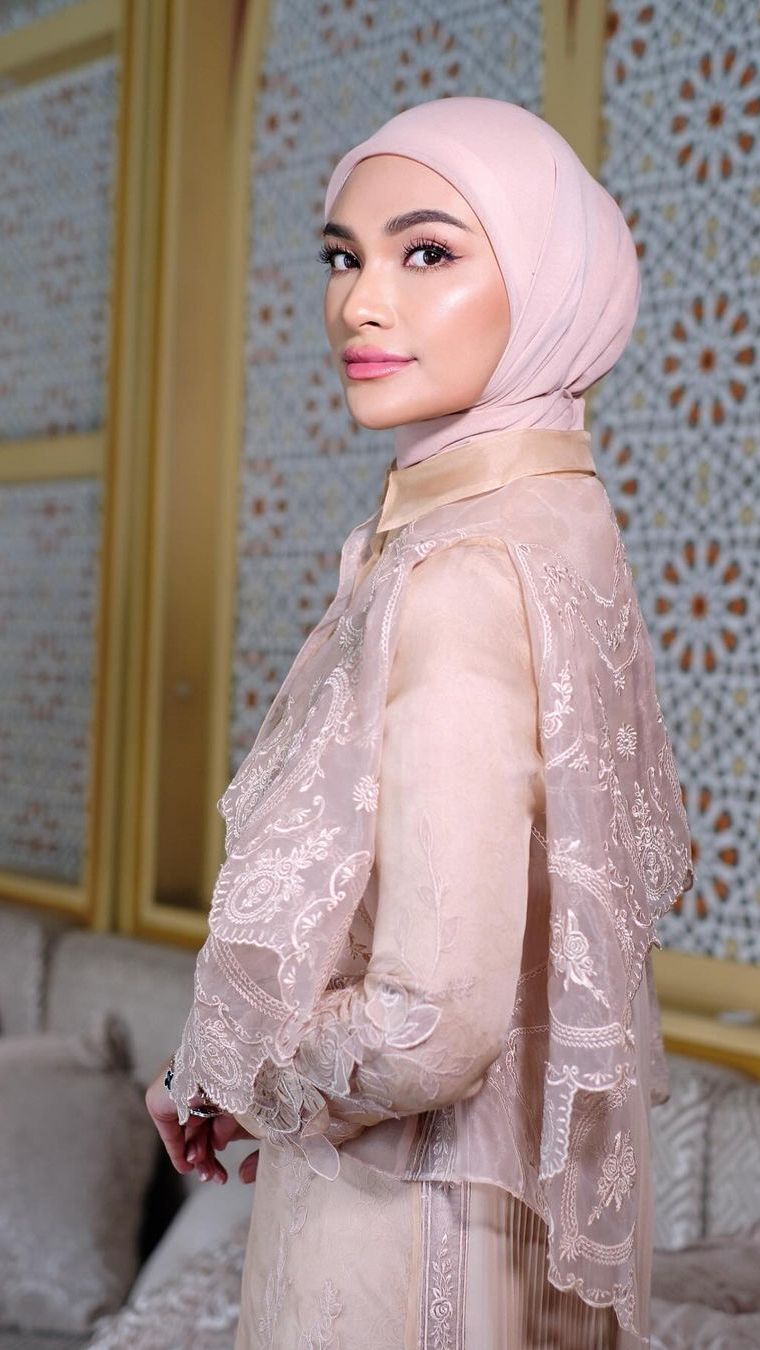 Namun penampilan Putri juga tak kalah stylish bak anak muda.