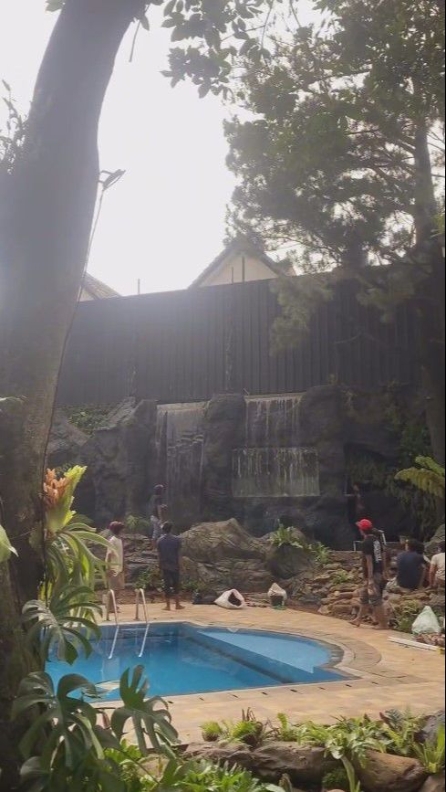 Taman terasa semakin indah lantaran berdampingan dengan kolam rnang.