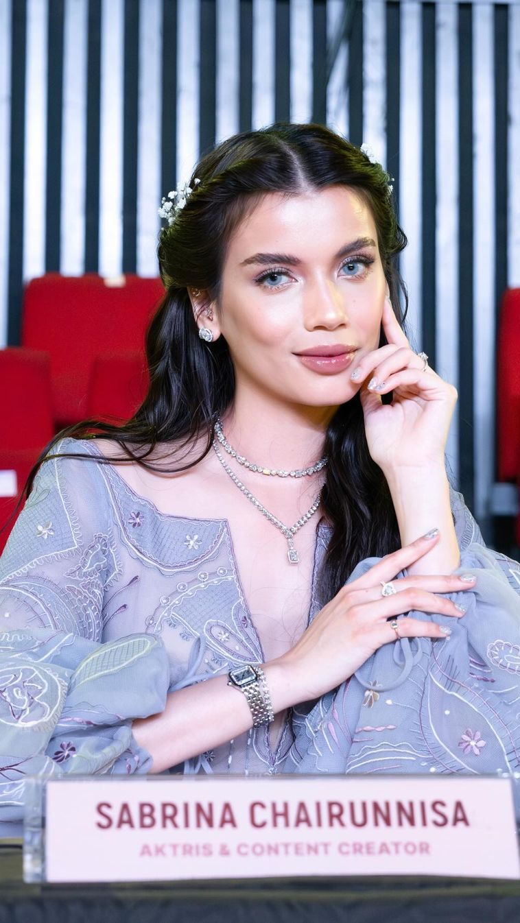 Deretan Gaya Anggun Sabrina Chairunnisa dalam Balutan Dress Feminin