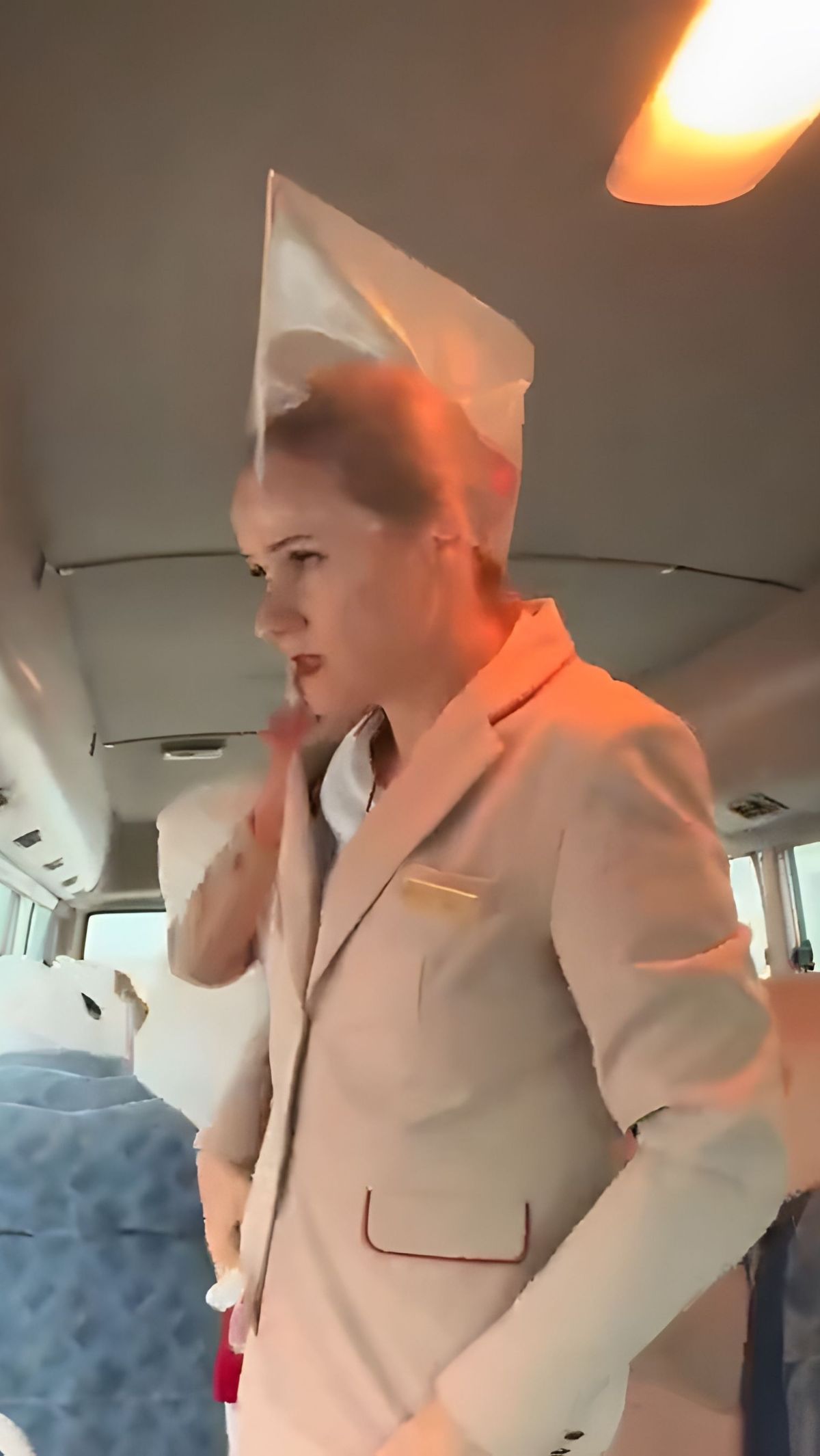 Viral! Evakuasi Pramugari Emirates Saat Bandara Dubai Kebanjiran, Keluar Pesawat Pakai Kantong Kresek bak Model di Catwalk