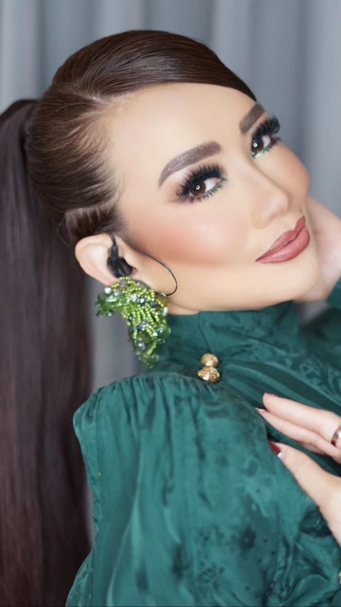 Pesona Reza Artamevia dengan 3 Warna Eyeshadow