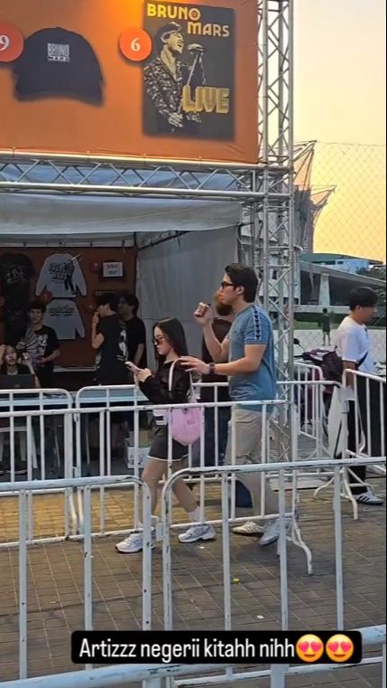 Terbaru, El Rumi dan Eca Aura kepergok nonton konser bareng di Bangkok.