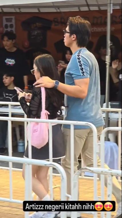 Mereka berada di area Rajamanggala National Stadium, Bangkok untuk menyaksikan konser Bruno Mars.