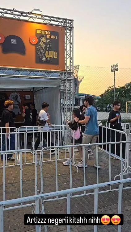 El Rumi mulai mendekat dan merangkul gadis asal Makassar tersebut.