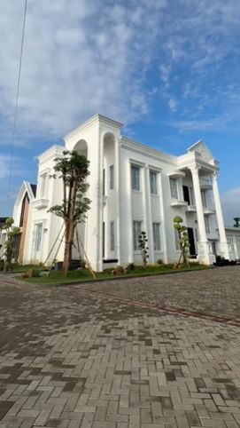 Rupanya rumah mewah tersebut baru saja selesai dibangun