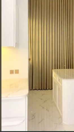 Desainnya modern dengan dominasi warna putih dan krem