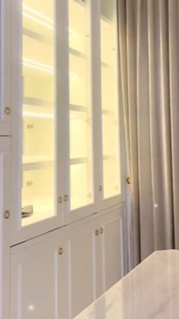 Di dalamnya juga terdapat area walk in closet yang nantinya akan diisi dengan berbagai koleksi mewah Angel dan suami