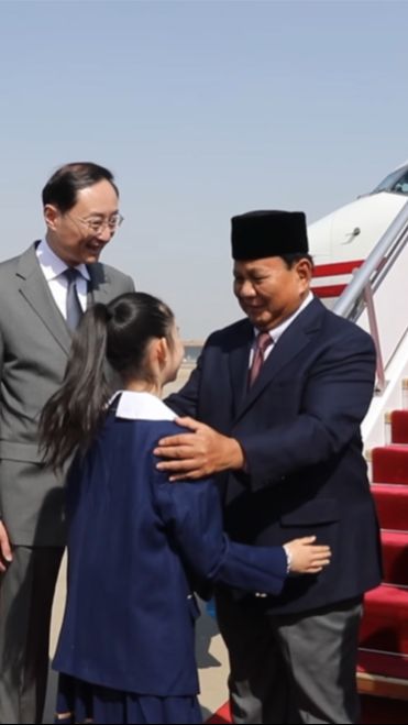 Momen Manis Prabowo Subianto Balas Sambutan Gadis Cilik Saat Mendarat di China, Reaksinya Curi Perhatian