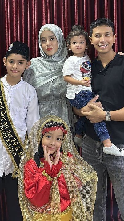Momen bahagia itu pun turut dihadiri kedua orangtua King Faaz beserta adik-adiknya
