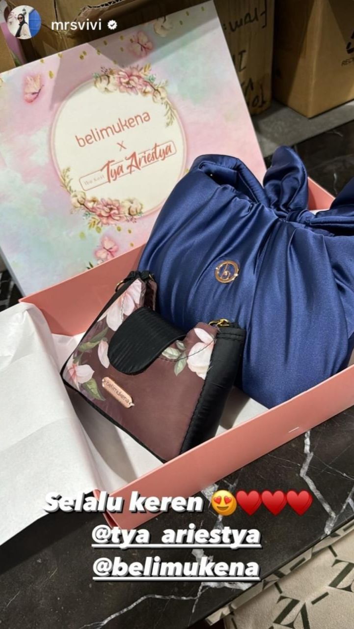 Tya Ariestya memberikan hampers mukena yang sangat cantik.