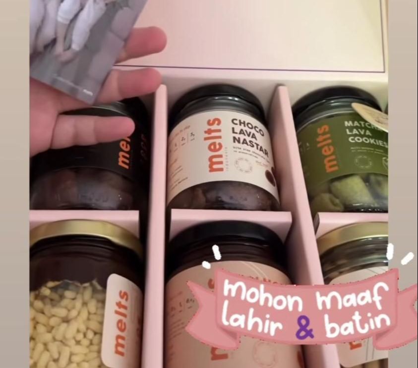 Cut Meyriska memberikan hampers berupa coklat.