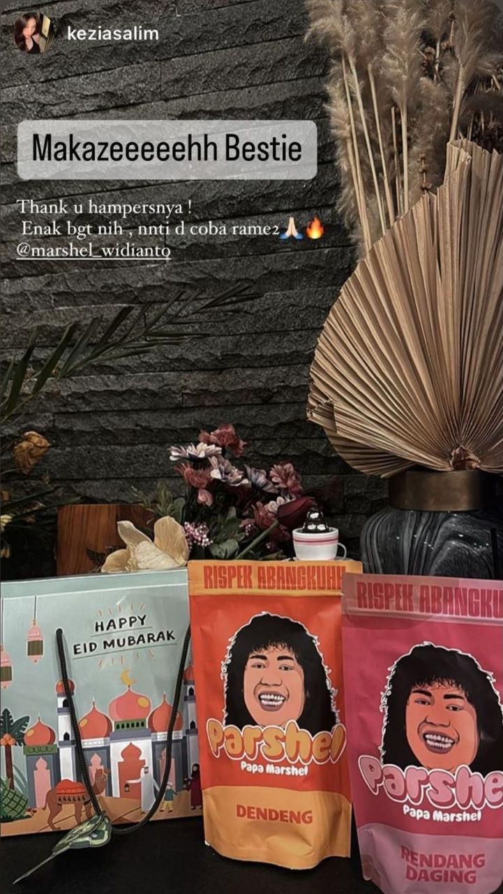 Marchel Widianto memberikan hampers berupa makanan ringan.