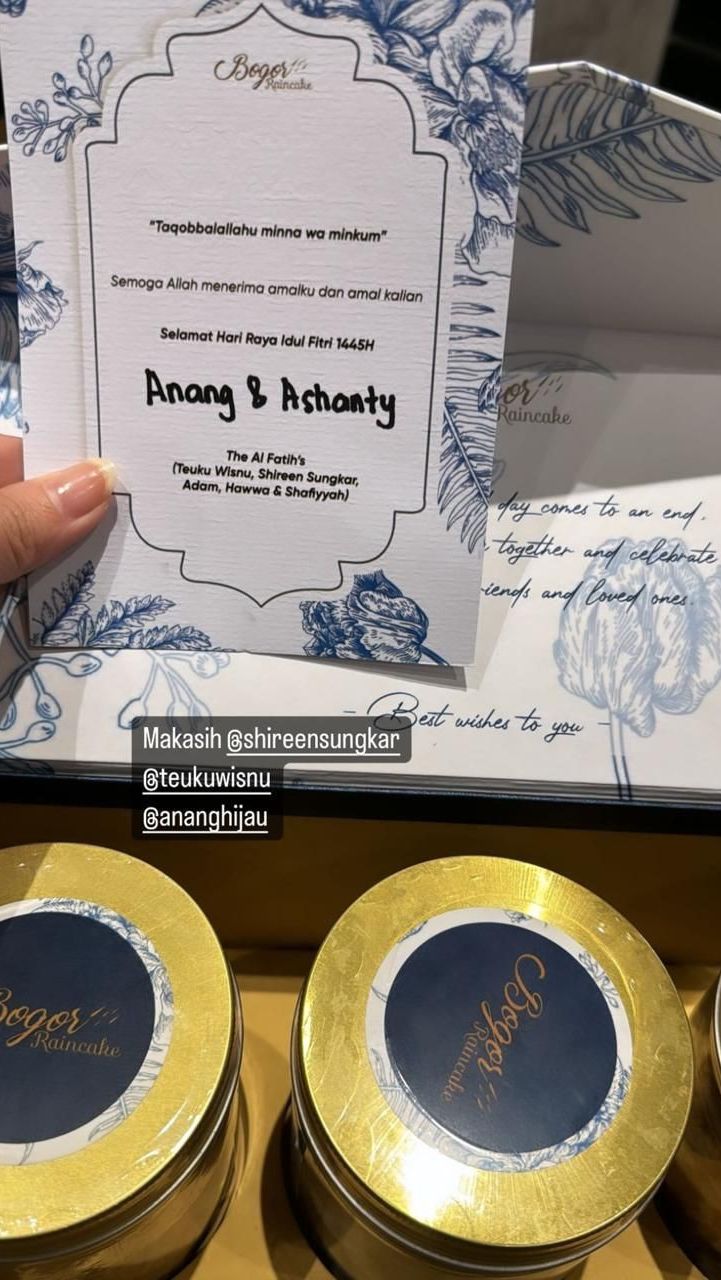 Shireen Sungkar memberikan kue kering sebagai hampers.