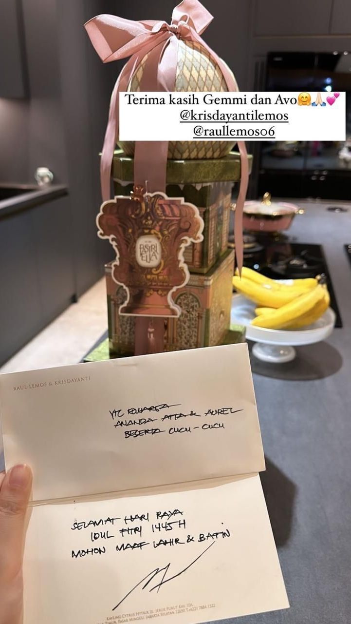 Kris dayanti memberikan hampers berbentuk masjid yang tinggi dan mewah.