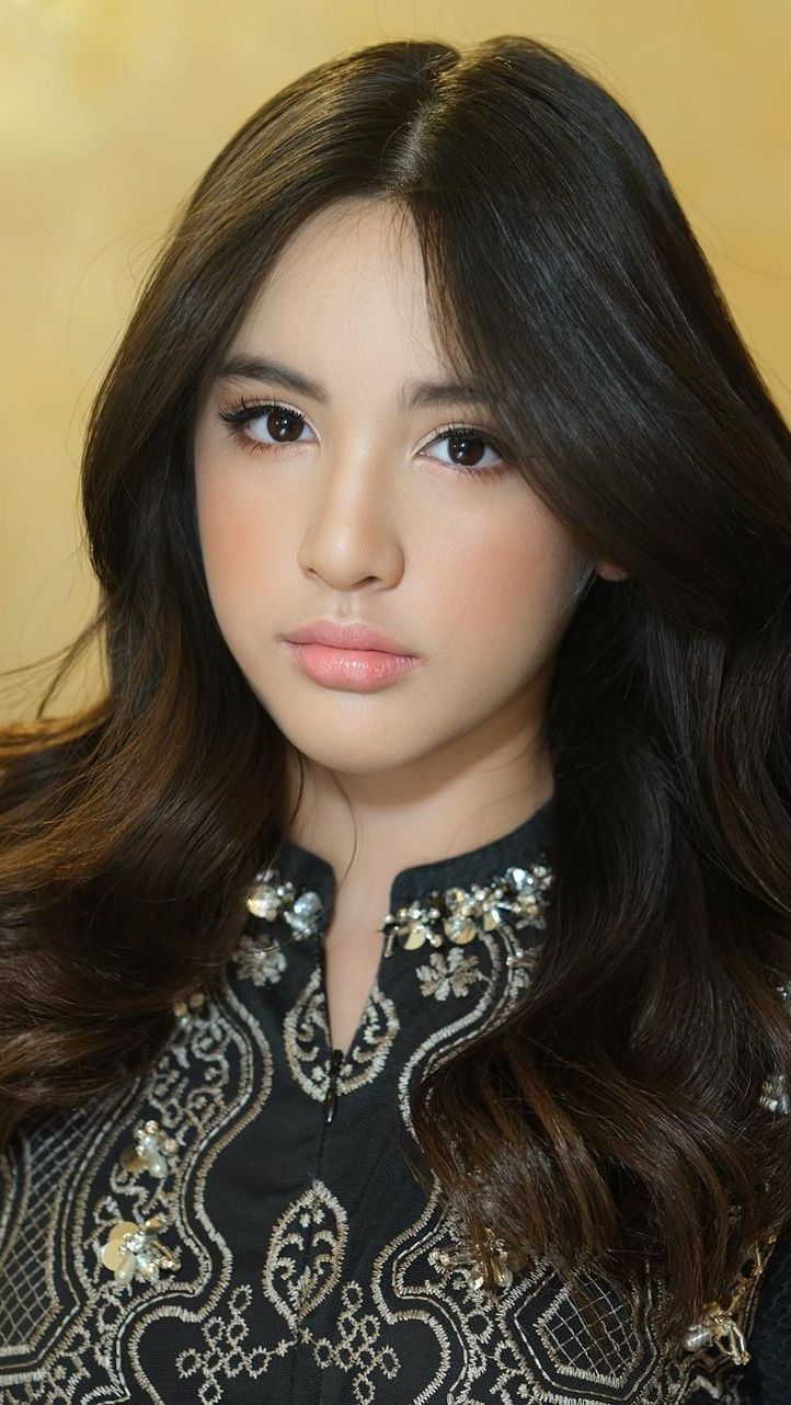 Dirias dengan Makeup Soft Glam, Penampilan Mikhayla Bakrie Disebut Mirip Barbie