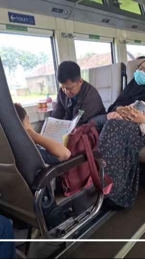 Masya Allah! Semangat Bocah Tetap Hafalkan Al Quran di Kereta Bikin Kagum, Dapat Pertolongan Tak Terduga