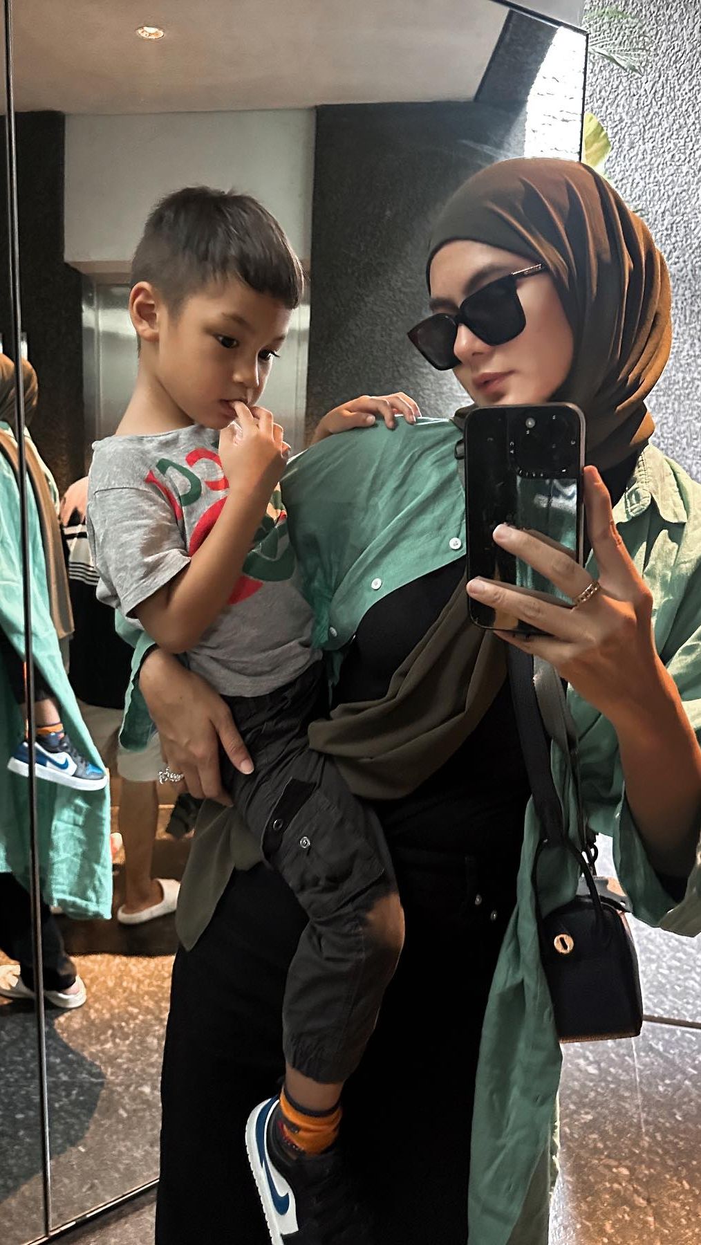 Istri Baim Wong ini juga beberapa kali membagikan potretnya saat sedang momong anak dan tetap dengan penampilan berhijab