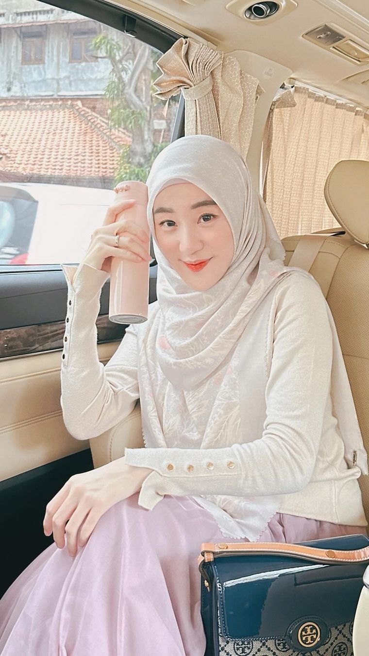 Hadiri Acara Keluarga Nonmuslim Tetap Santai Pakai Busana Syar'i, Larissa Chou  Banjir Pujian