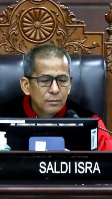 Berikan Dissenting Opinion, Hakim MK Saldi Isra Nilai Politisasi Bansos Terjadi di Pilpres 2024
