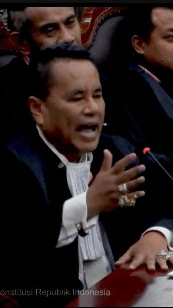 Hotman Paris Sejak Awal Sidang Curigai 2 Hakim MK Ini: Tidak Ada Niat Menangkan 02