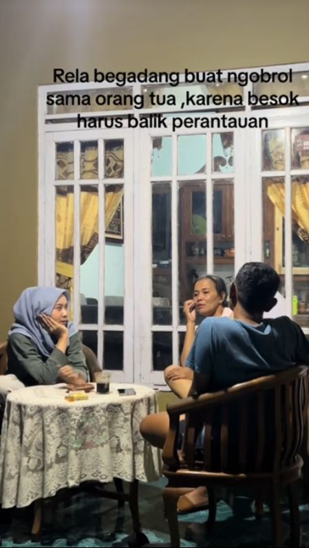 Viral Momen Hangat Anak Rantau Ngobrol Bareng Orangtua, Rela Begadang Sebelum Kembali Menabung Rindu