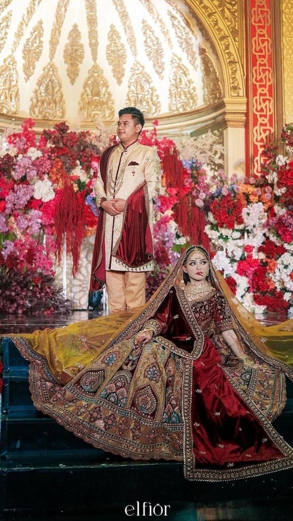 Resepsi pernikahan mereka dihiasi dengan kemewahan bertema Bollywood, sesuai dengan impian Putri Isnari.