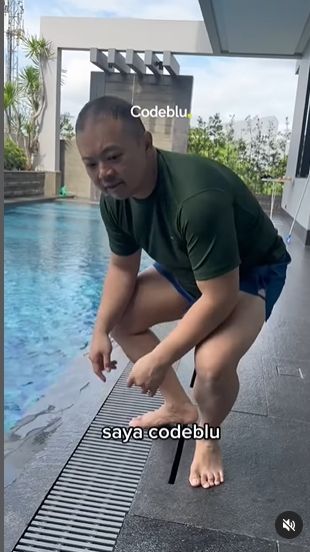 Rumah itu juga dilengkapi kolam renang yang mewah.