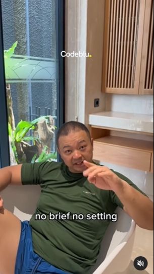 Rumah itu juga memiliki kamar mandi yang mewah. Ada bath up hingga dinding dari kaca.
