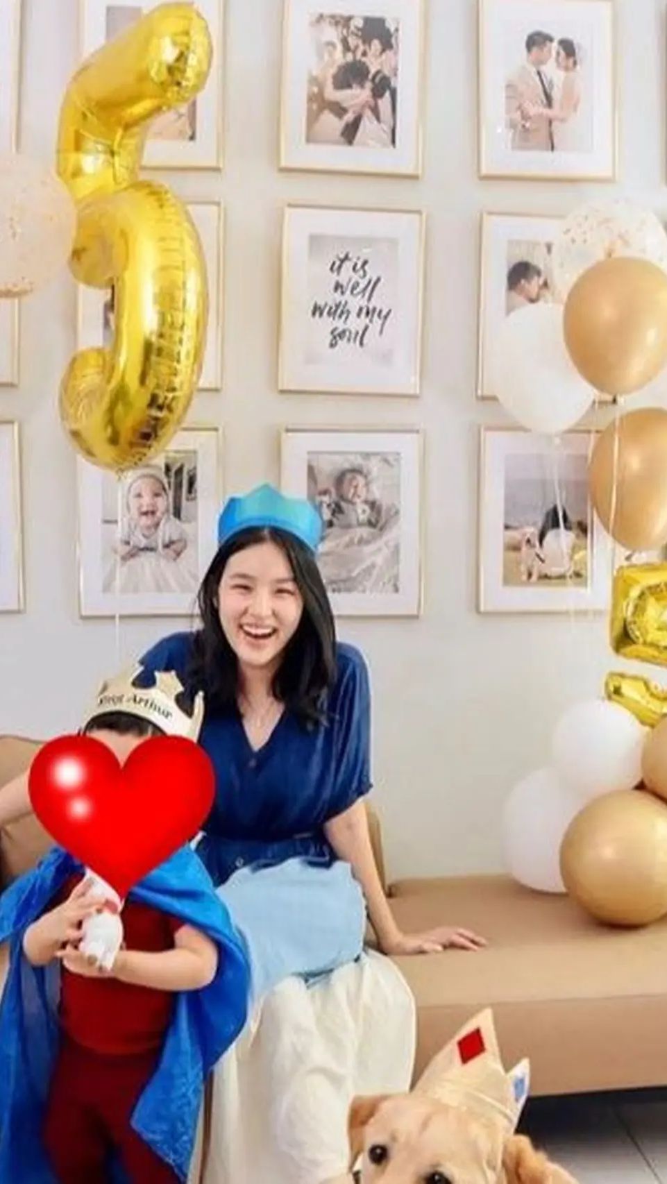 Rumah itu berkonsep modern dengan pajangan dinding foto anak-anak chef Arnold.