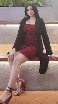 Suci Winata baru berusia 32 tahun. Ia pun beda 21 tahun dari suaminya Ari Sigit.Kendati perbedaan usia yang jauh,  pernikahan mereka tetap berjalan harmonis.