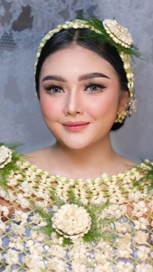 Suci baru saja melahirkan anak laki-laki yang menjadi keturunan ketujuh bagi Ari Sigit.