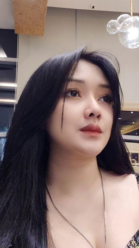 Ia juga menjadi model di video klip Rurin Nirmala yang berjudul 'Cukup Aku Yang tahu'.