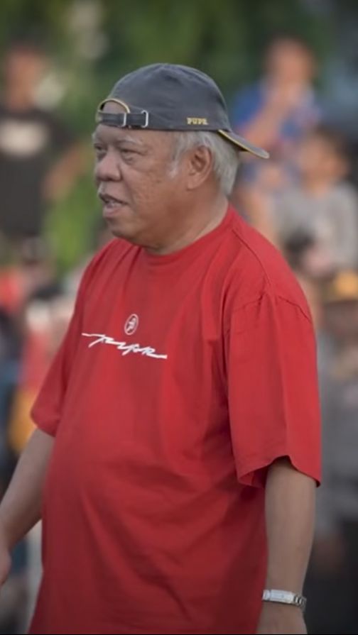 Momen Lucu Pak Bas Main Bola Bareng Jokowi, Mau Nendang Bola Malah Dipeluk Sosok Tak Terduga