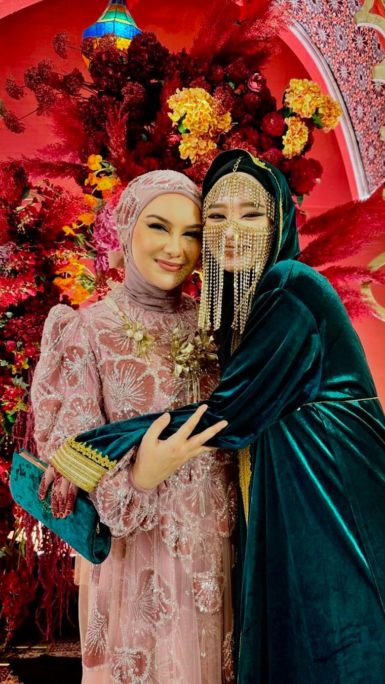 Inara Rusli tampil memukau dengan abaya warna hijau dan chain face mask khas Arab dari emas.