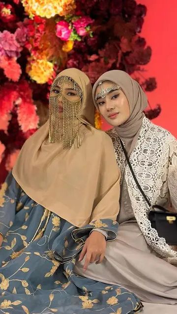 Clara Shinta juga tak kalah menawan dengan lace outerwear dan headpiece silver.