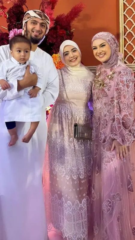 Vebby Palwinta tampil cantik dengan dress warna cream yang dipadukan hijab warna ivory.