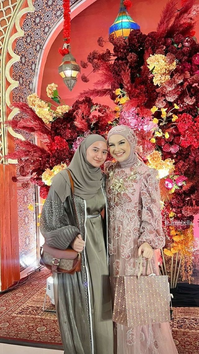 Nadzira Shafa tampil memukau dengan dress serta hijab serba sage green.