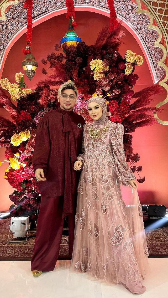 Caren Delano tak kalah cetar dengan setelan warna merah marun yang terkesan glamor.
