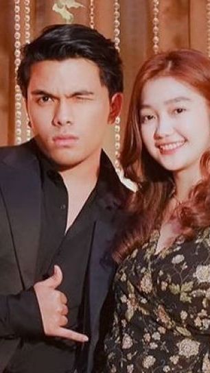 Chika juga dikenal sebagai mantan kekasih Thariq Halilintar sebelum Fuji.