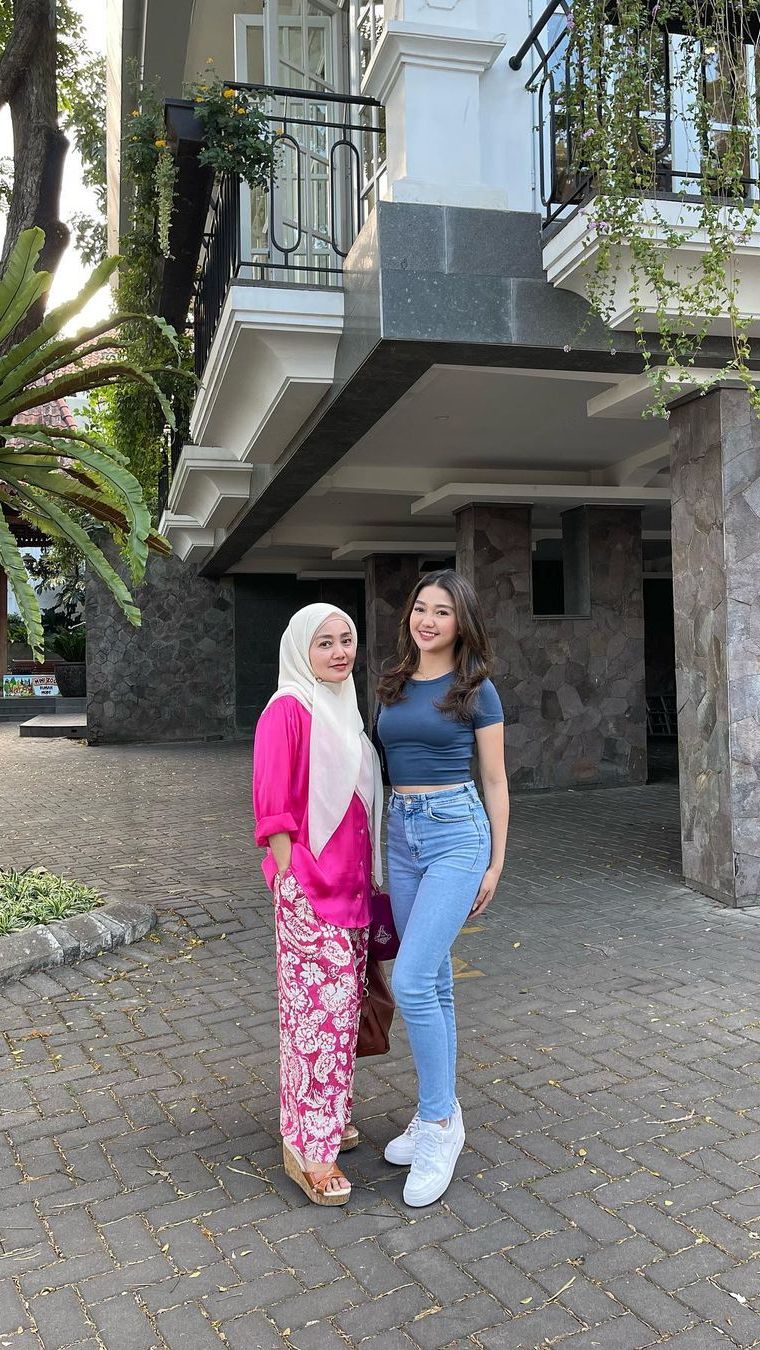 Rumah mewah ini dicurigai netizen sebagai rumah Chika. Ia beberapa kali berpose bersama sang ibunda di depan rumah tersebut.