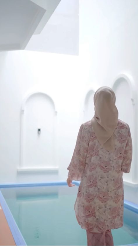 Meski rumah ini tak terlalu luas, Melody memiliki sebuah kolam renang kecil di halaman belakang.