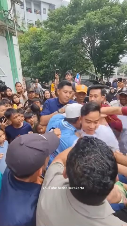 Momen Pria Peluk Paksa dan Tarik Leher Gibran hingga Nyaris Terjengkang Saat Blusukan di Rusun Muara Baru Jakut