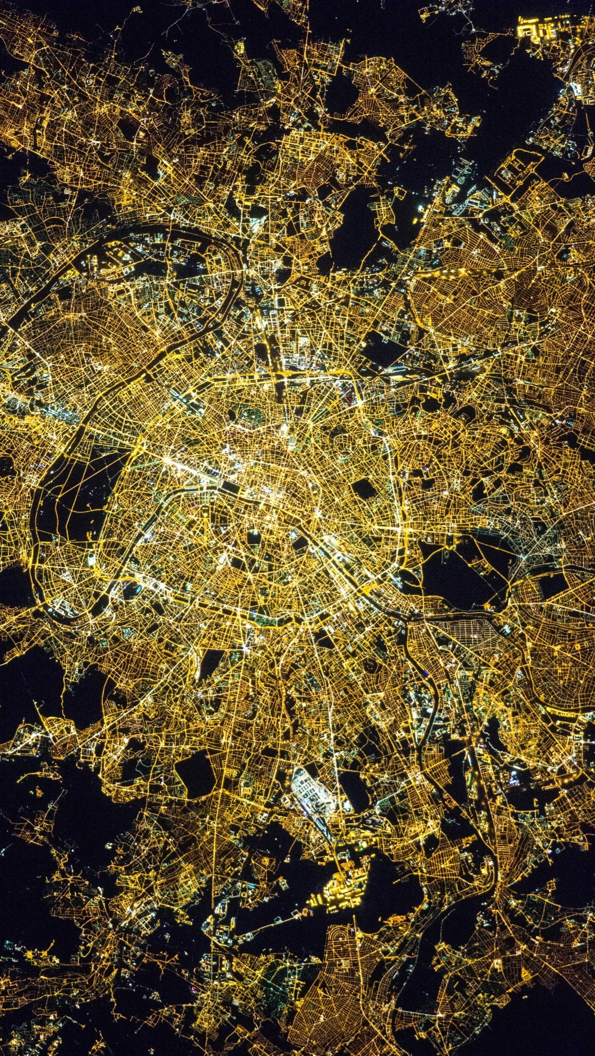 Pemandangan kota Paris, Prancis di malam hari dilihat dari luar angkasa.