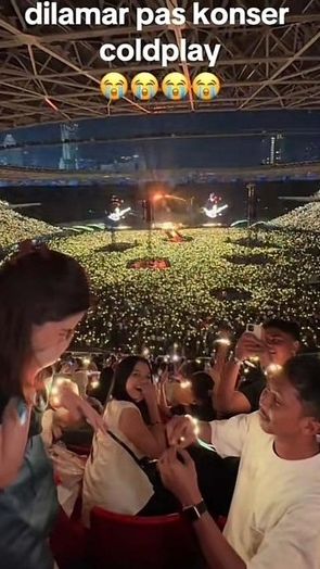 Setelah berpacaran selama 7 tahun, Devalia dilamar Abay saat konser Coldplay.