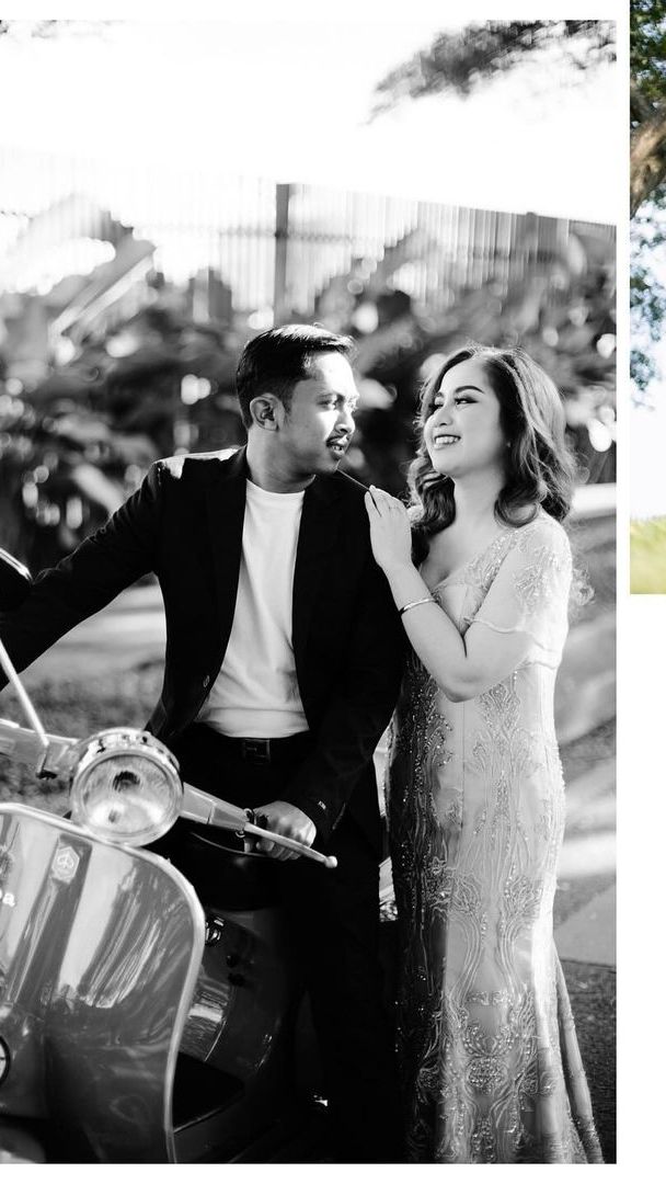 Bahkan, mereka melakukan foto prewedding dengan sebuah vespa.