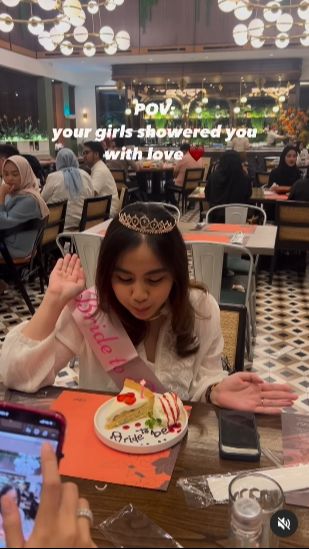 Devalia juga sempat mendapat kejutan bridalshower dari teman-temannya.