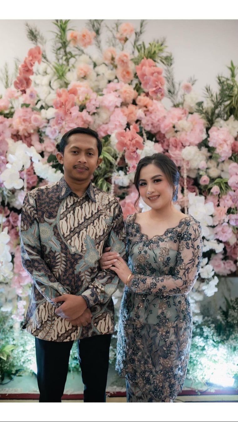 Keduanya melangsungkan lamaran secara resmi dengan outfit serba hijau.