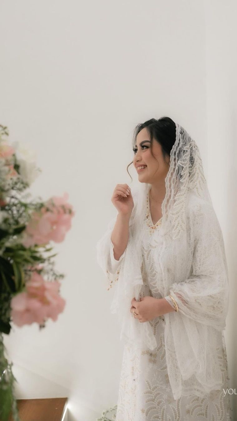 Pengajian pranikah, Devalia tampak cantik dan anggun dengan kebaya putih.